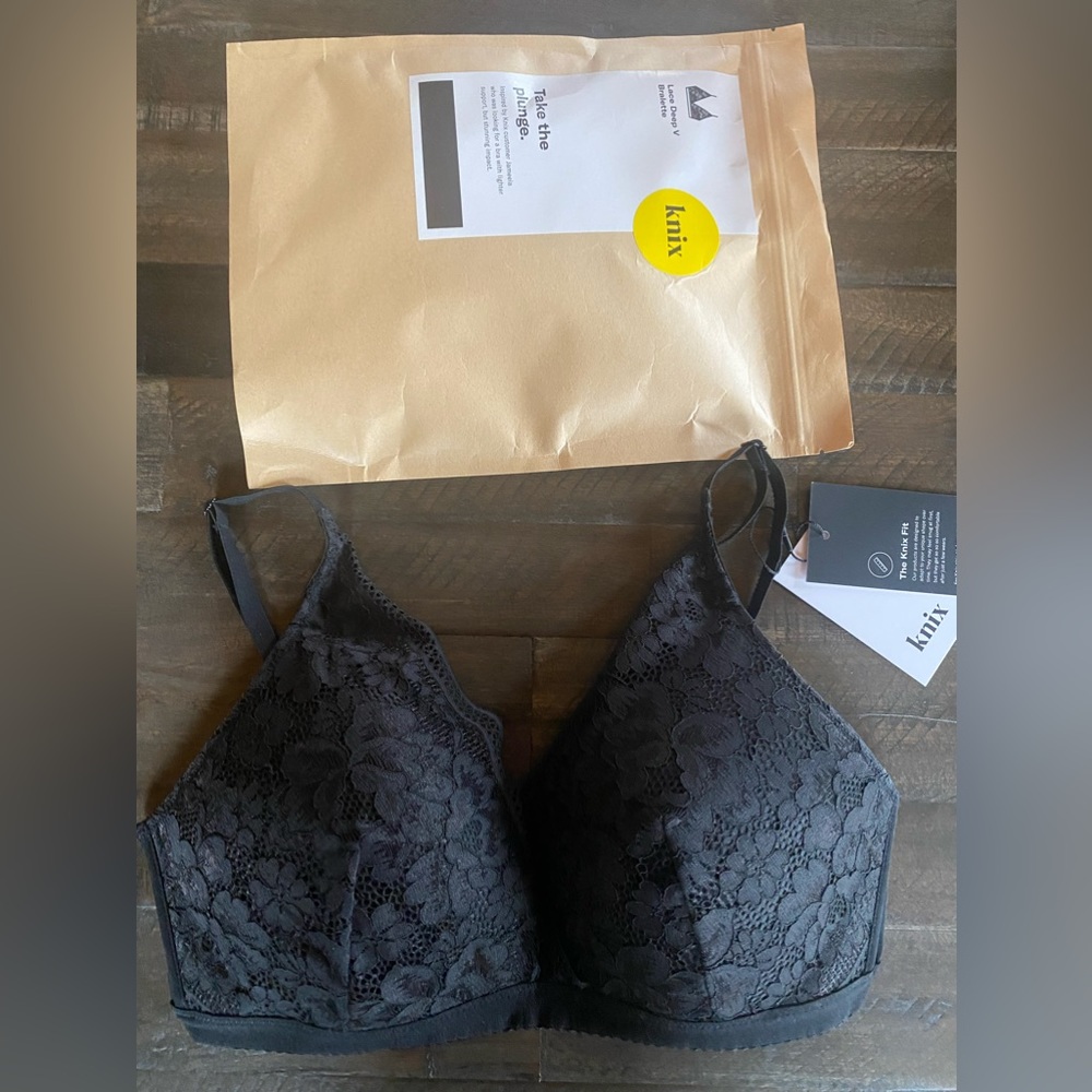 - Knix lace deep- V bralette in black